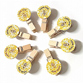 מארז 8 אטבי עץ עם סמל דבורה שנה טובה מארז 8 אטבי עץ עם סמל דבורה שנה טובה