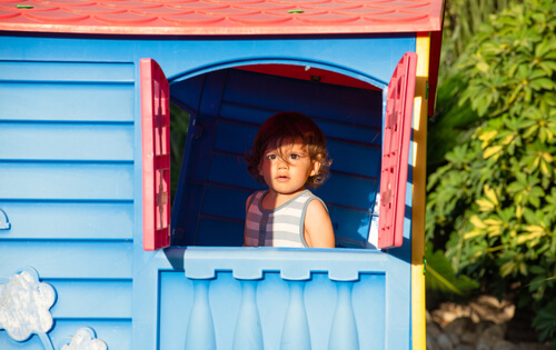 ילדה קטנה משחקת במשחקי חצר