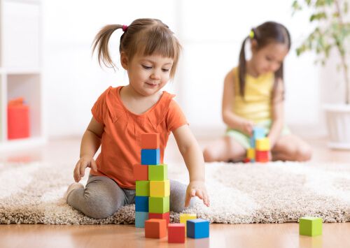 מגדל קוביות הוא דוגמא למשחקים לגיל הרך
