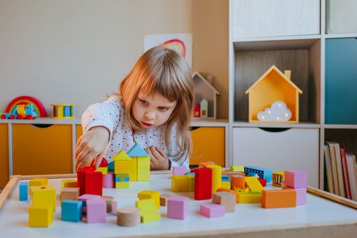 ילדה משחקת בפעילות לילדים בני 4 בגן