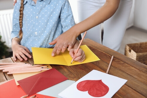 ילדים מכינים כרטיס ברכה