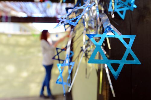 קישוטי מגן דוד תלויים בסוכה